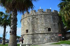 Kalaja u ndërtua nga perandori i Perandorisë Bizantine Anastasi I cili ka origjinën nga Durrësi.